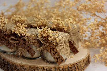 Personalisierte Kerze im Glas mit Jute, Trockenblumen und Namensschild