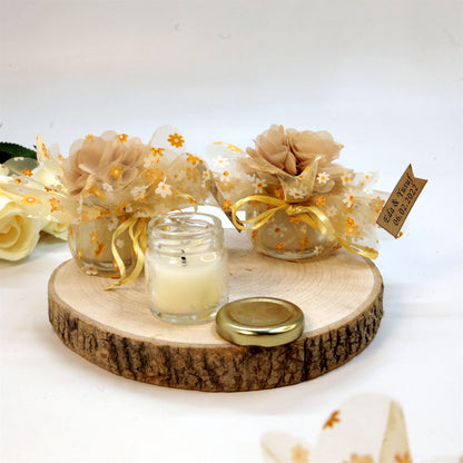 Personalisierte Kerze im Mini Glas mit gelbem Organzasäckchen und Namensanhänger