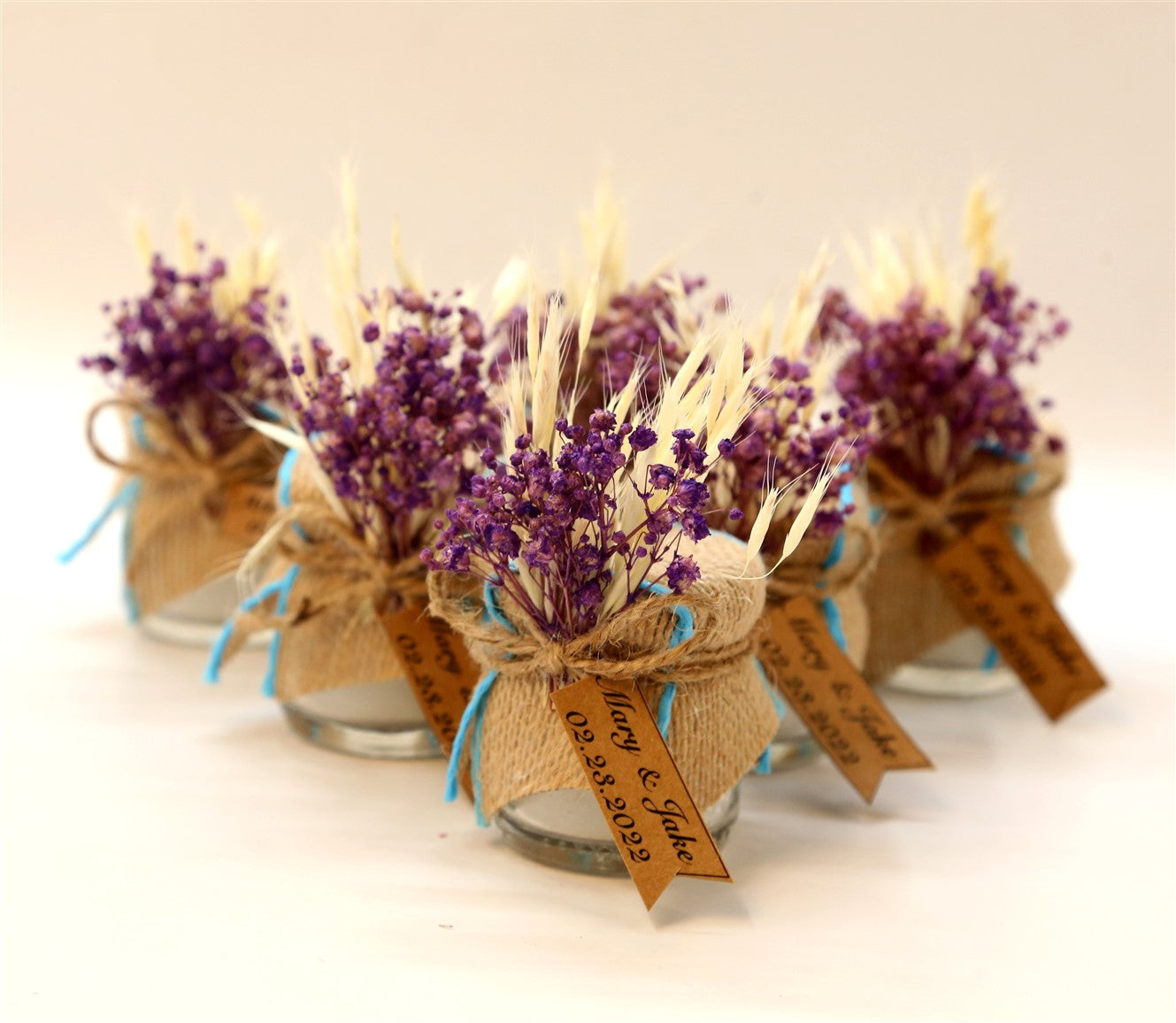 Personalisierte Kerze im Glas mit Jute, lila Trockenblumen und Namensanhänger