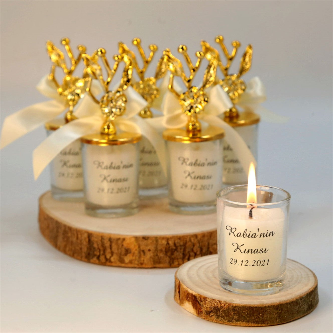 Personalisierte Kerze im Glas mit goldener Krone &amp; Schleife