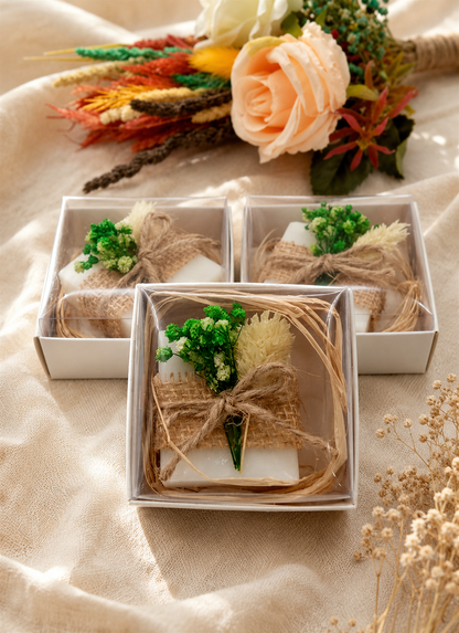 Lavendelseife in Geschenkbox mit Juteband und Trockenblumen