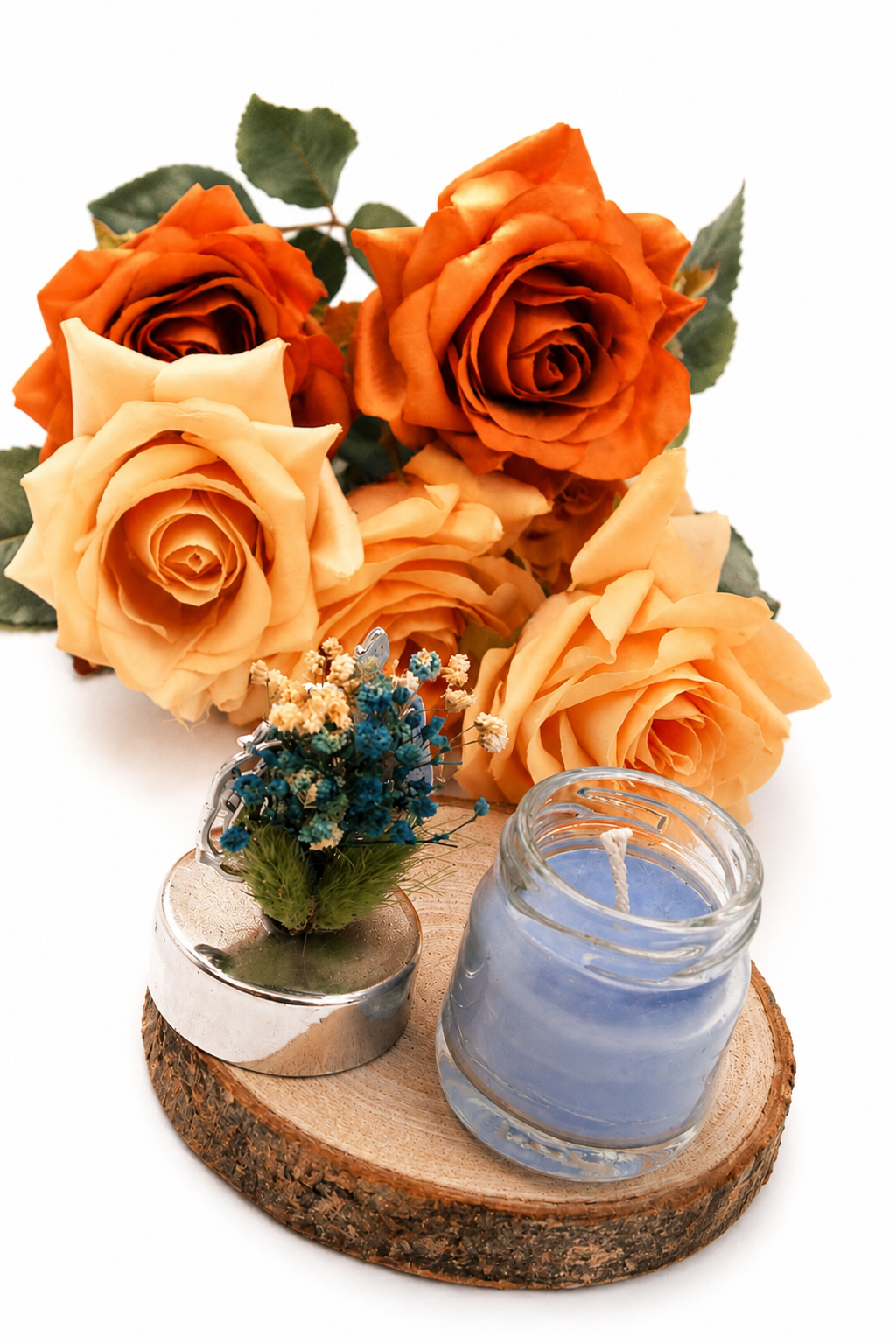 Personalisierte Kerze im Mini Glas mit blauem Wachs, silberfarbenem Deckel und Trockenblumen