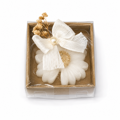 Weiße Margeritenkerze in brauner Geschenkbox mit Schleife