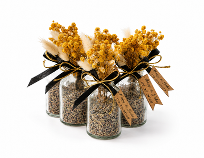 Personalisierte Lavendel-Fläschchen mit gelben Trockenblumen und schwarzer Schleife