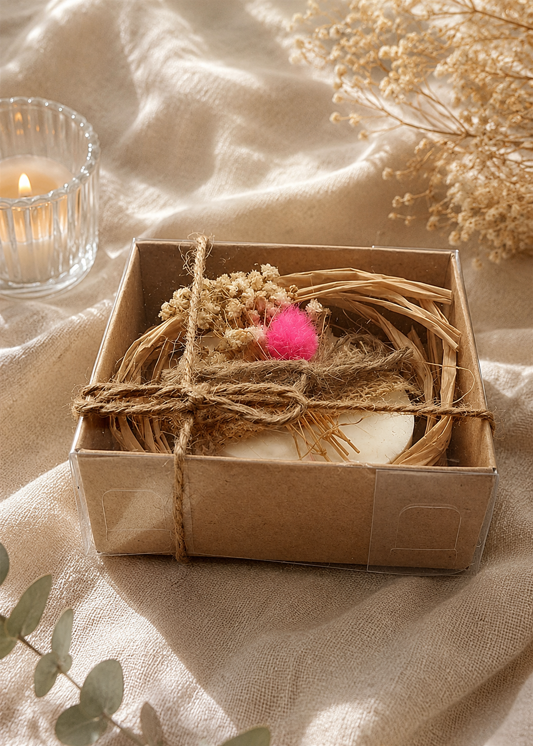 Ovale Lavendelseife in Kraftpapierbox mit Trockenblumen