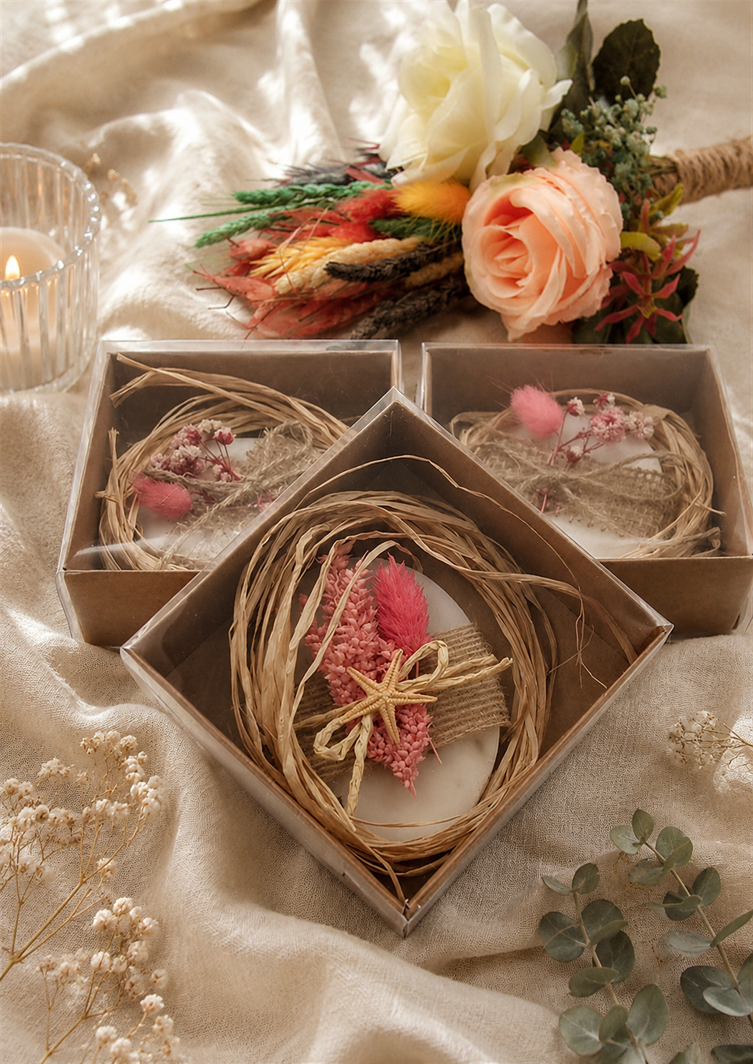 Ovale Lavendelseife in Geschenkbox mit rosa Trockenblumen und Seestern