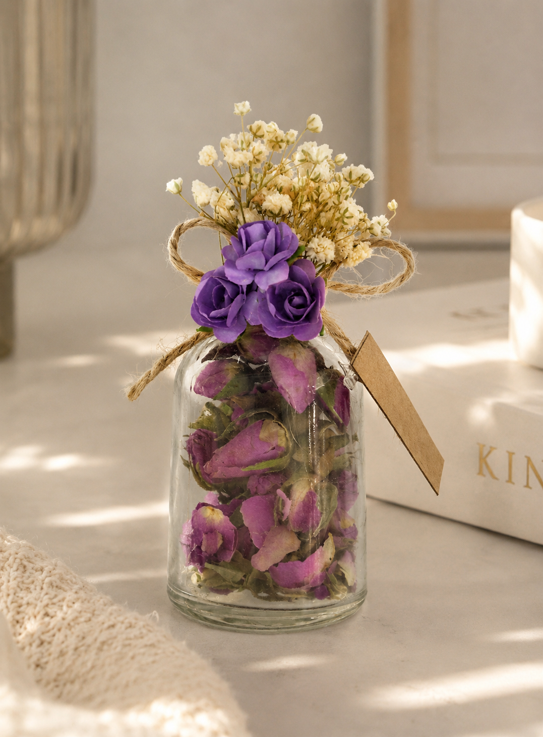 Personalisiertes Mini-Glas mit getrockneten Rosenknospen und lila Blütendekoration