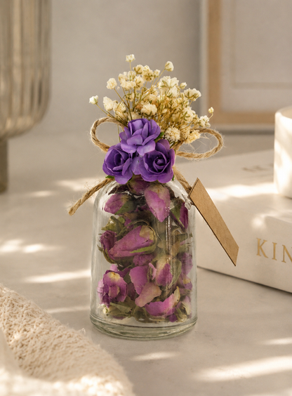 Personalisiertes Mini-Glas mit getrockneten Rosenknospen und lila Blütendekoration