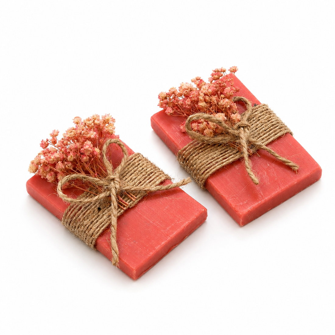 Lavendelseife mit Juteband und rosa Trockenblumen