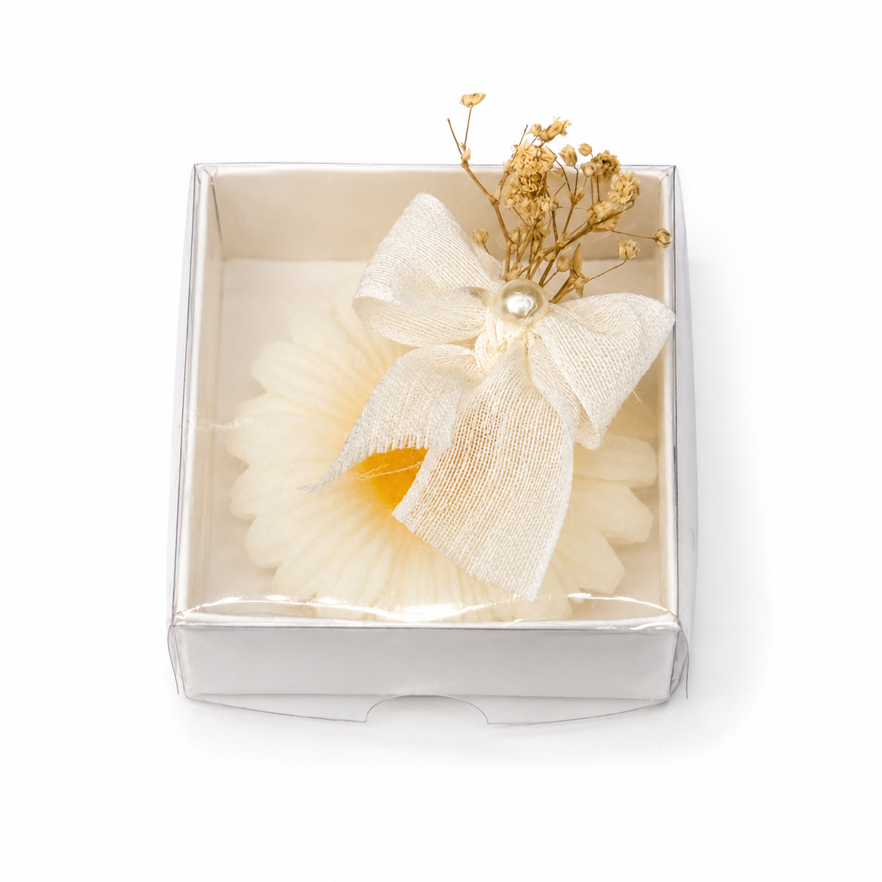 Weiße Blütenkerze in Geschenkbox mit Schleife und Trockenblumen