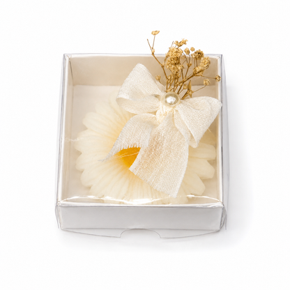 Weiße Blütenkerze in Geschenkbox mit Schleife und Trockenblumen