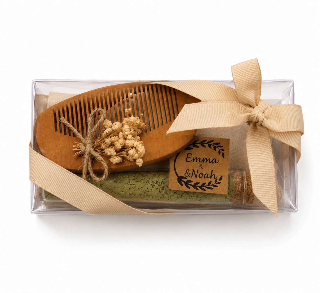 Personalisiertes Henna Gastgeschenk mit Holzkamm, Henna im Glasrohr und Geschenkbox