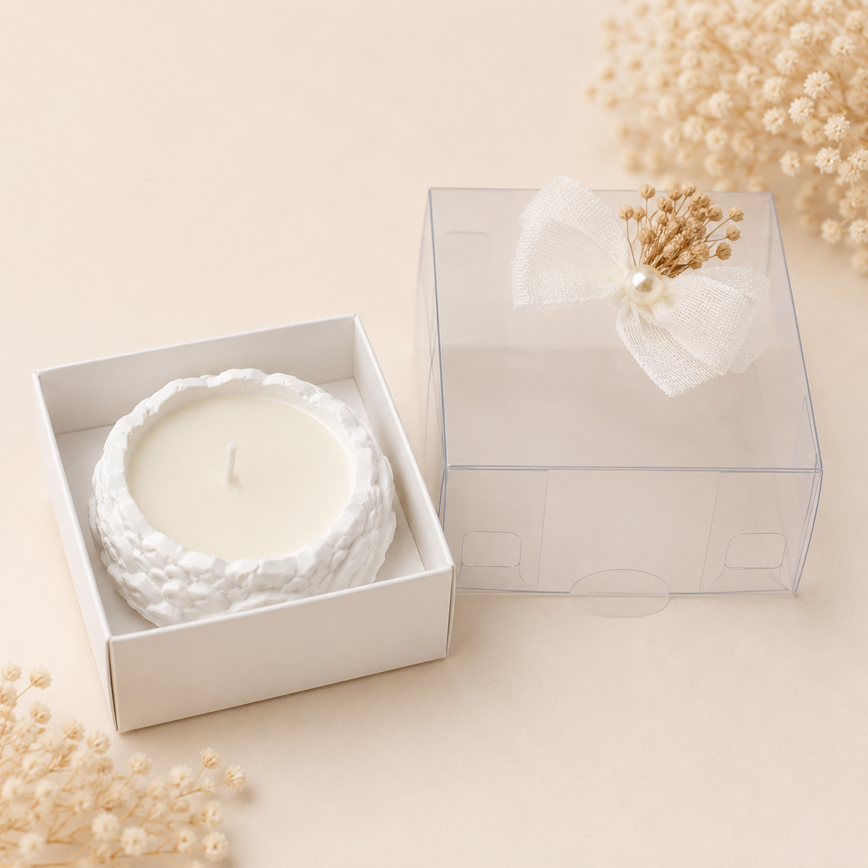 Weiße Kerze in Gips-Schale mit transparenter Box und Schleife