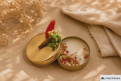Kerze in goldener Metalldose mit Trockenblumen und Deckel