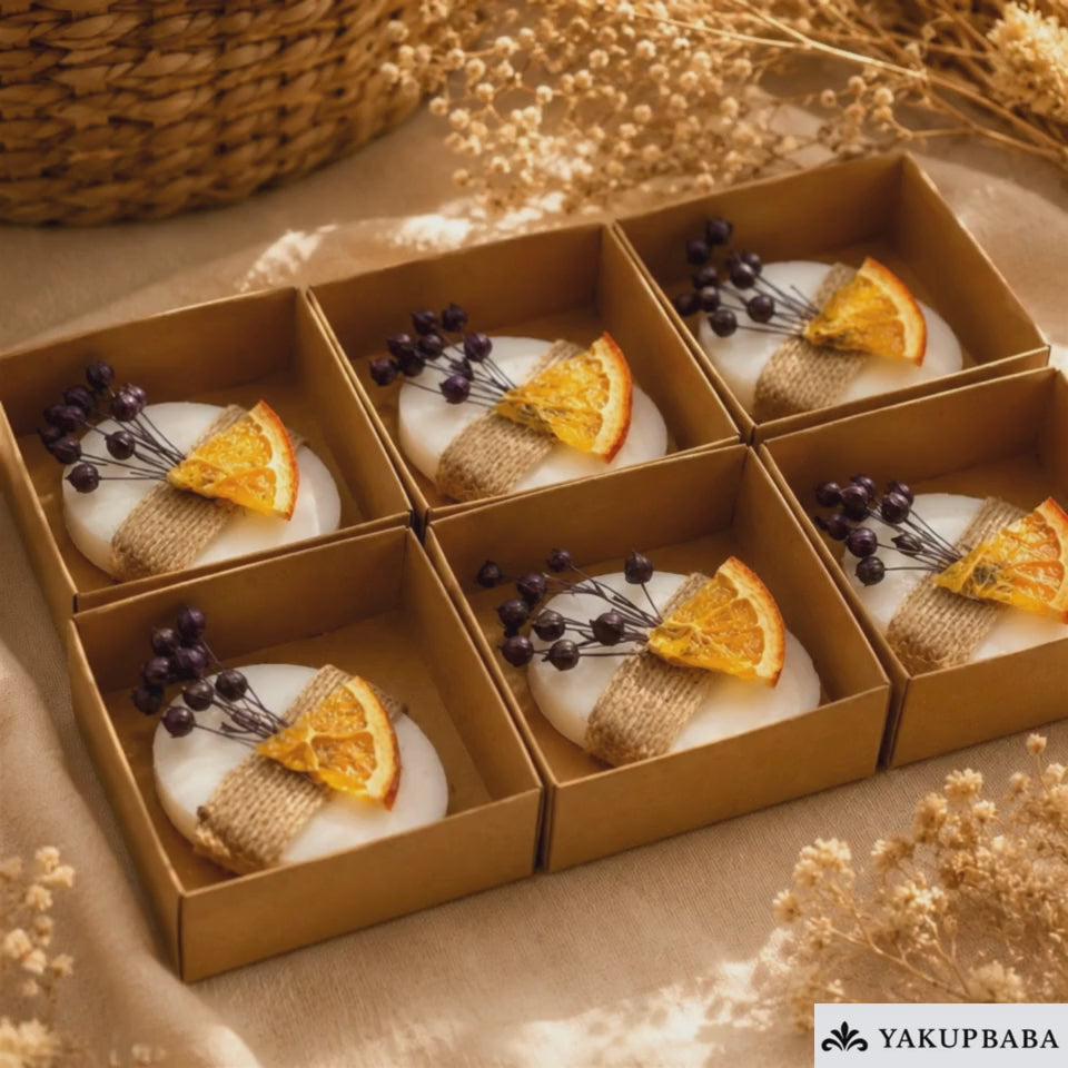 Ovale Lavendelseife in Kraftpapierbox mit getrockneter Orange und Trockenblumen