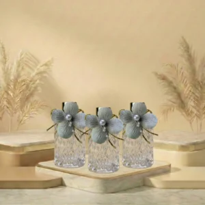 Hortensienblüten und Perlen geschmücktes Geschenk Köln