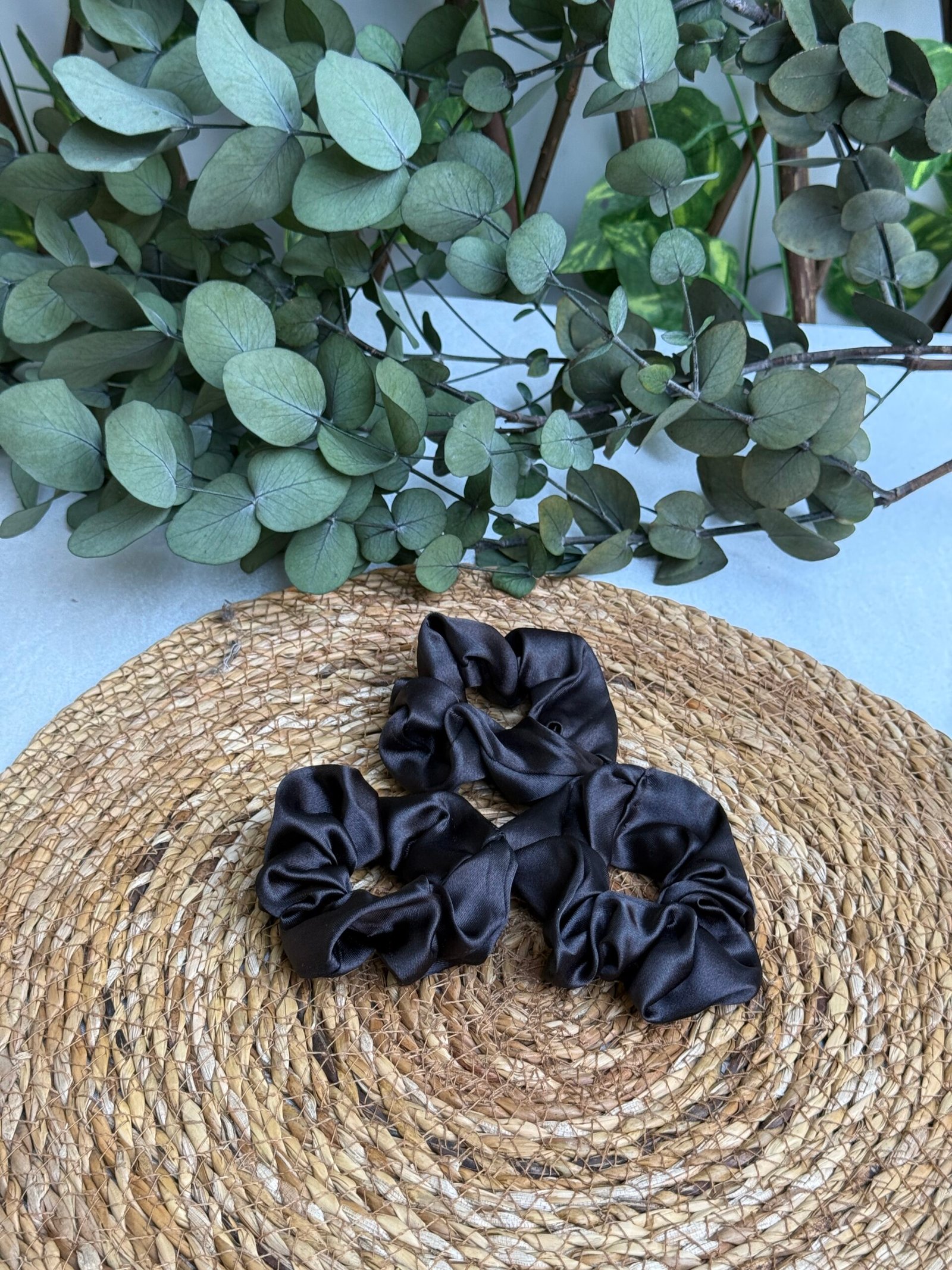 Lüks Saten Scrunchie Toka Seti - Canlı Kırmızı ve Asil Siyah Topuz Tokası