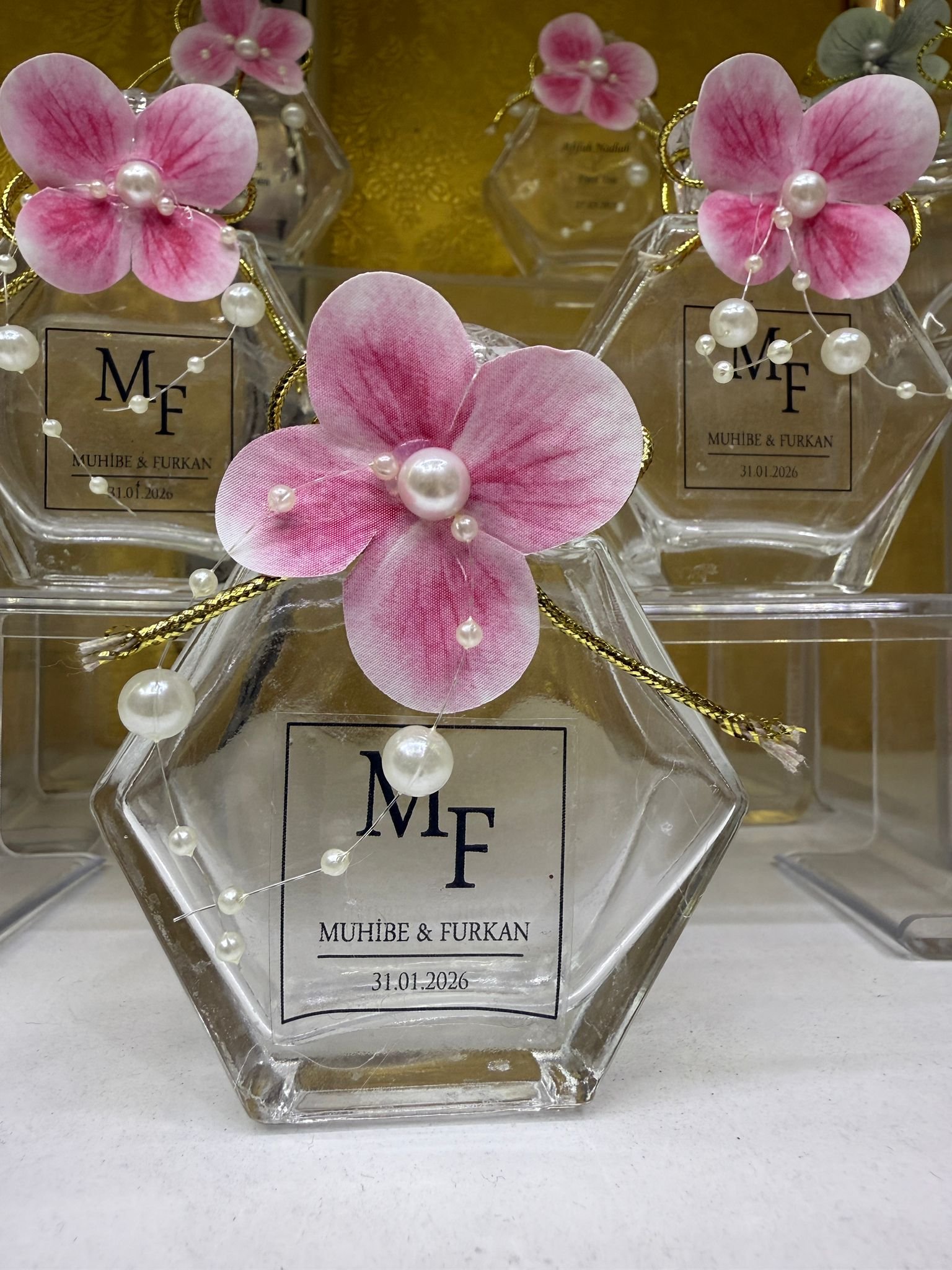 🌸 Pembe Çiçek Detaylı Kişiye Özel Kolonya & Parfüm Şişesi – Zarafetin En Şık Hali